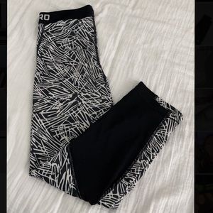 Nike Pro Leggings Size XS Black and white print